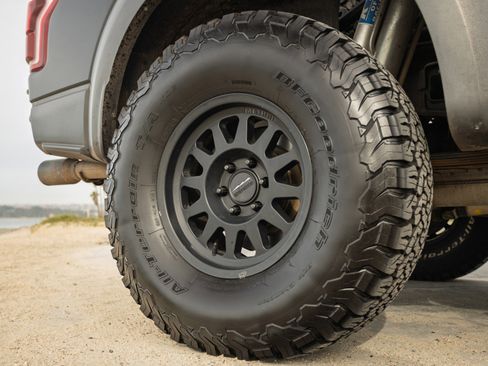 Used 2018 Ford F150 Raptor w/ Equipment Group 802A Luxury image 32