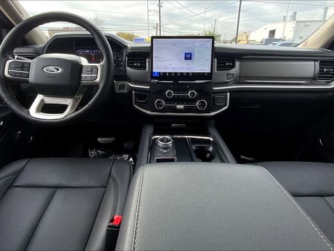 Used 2024 Ford Expedition XLT RWD image 5