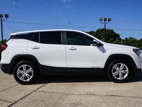 Used 2024 GMC Terrain SLE FWD image 3