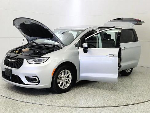 Used 2023 Chrysler Pacifica Touring-L FWD image 10