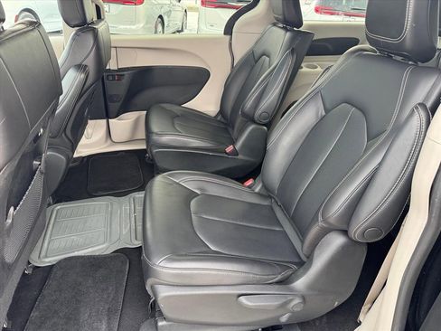Used 2023 Chrysler Pacifica Touring-L image 10