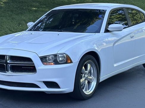 Used 2014 Dodge Charger SE RWD image 1