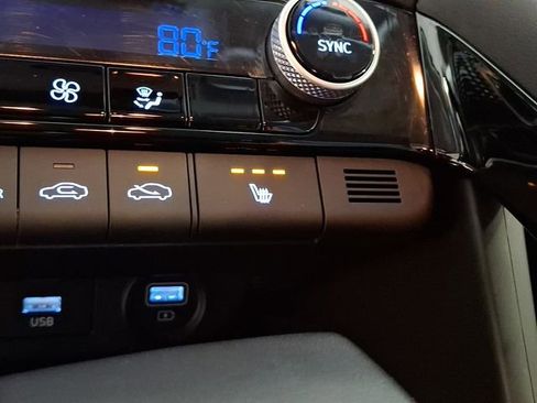 Used 2023 Hyundai Elantra Limited w/ Preferred Accessory Package image 25