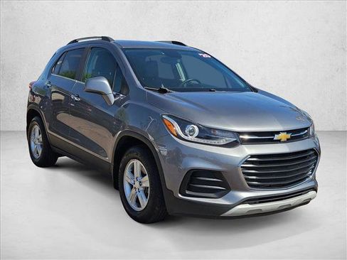 Used 2020 Chevrolet Trax LT w/ Driver Confidence Package FWD image 3