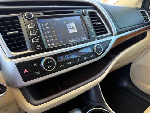 Used 2017 Toyota Highlander Limited FWD image 29