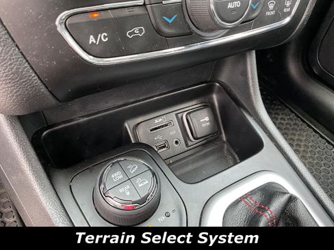 Used 2016 Jeep Cherokee Trailhawk w/ Comfort/Convenience Group AWD/4WD image 15