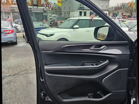 Used 2022 Jeep Grand Cherokee Laredo w/ Luxury Tech Group I image 12