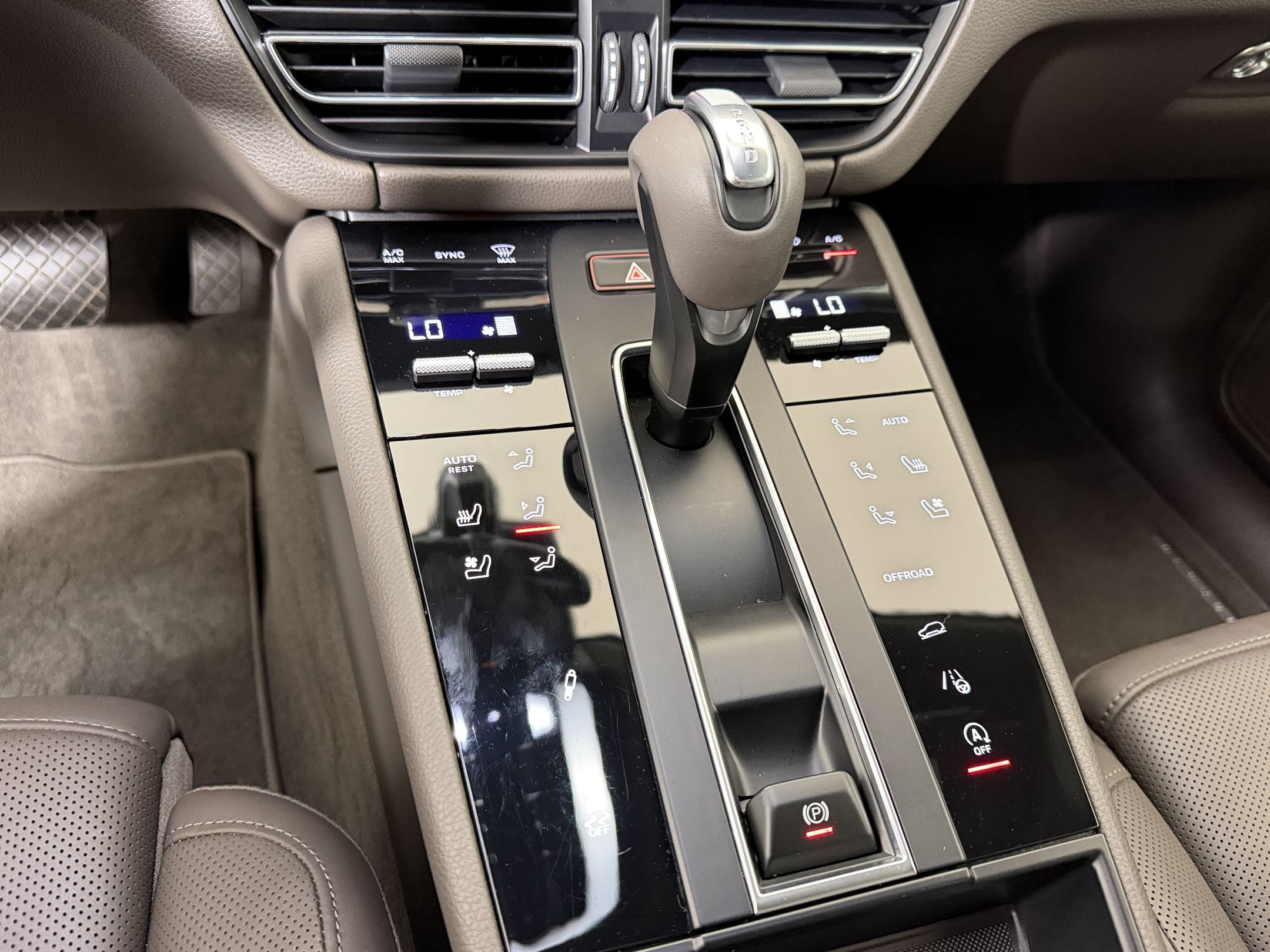 Certified 2024 Porsche Macan S AWD/4WD image 19