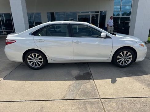 Used 2017 Toyota Camry XLE w/ Moonroof Package FWD image 8