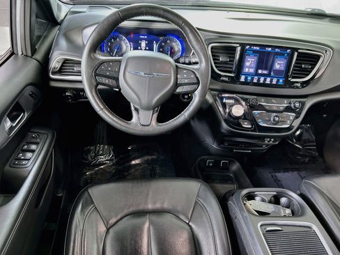 Used 2020 Chrysler Pacifica Touring-L Plus FWD image 21
