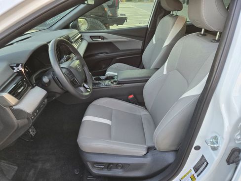 Used 2025 Toyota Camry SE image 8