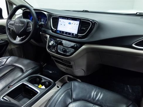 Used 2022 Chrysler Pacifica Touring-L FWD image 26