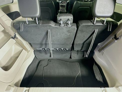 Certified 2024 Chrysler Pacifica Touring-L image 36