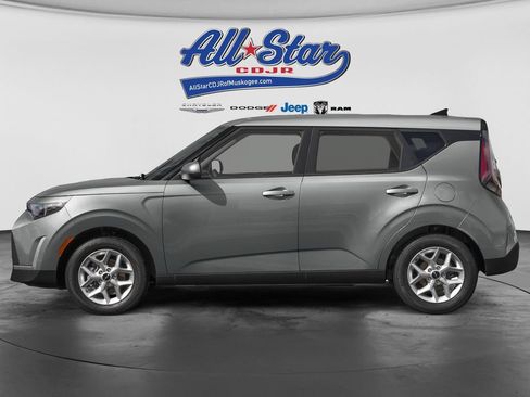 Used 2025 Kia Soul LX w/ LX Technology Package FWD image 3