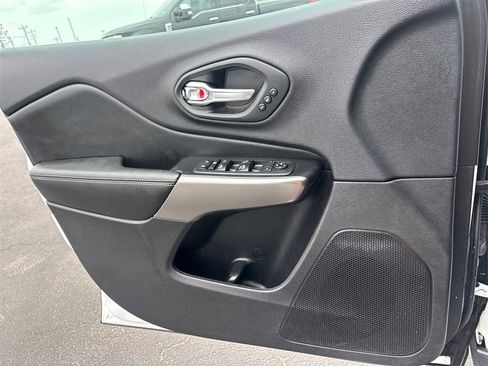 Used 2020 Jeep Cherokee Limited image 22