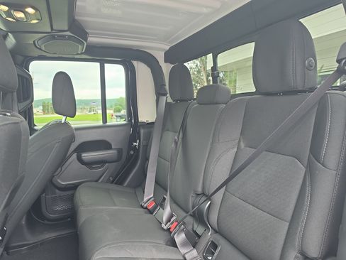 Used 2023 Jeep Gladiator Sport AWD/4WD image 15