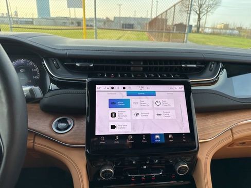 Used 2025 Jeep Grand Cherokee Summit image 10