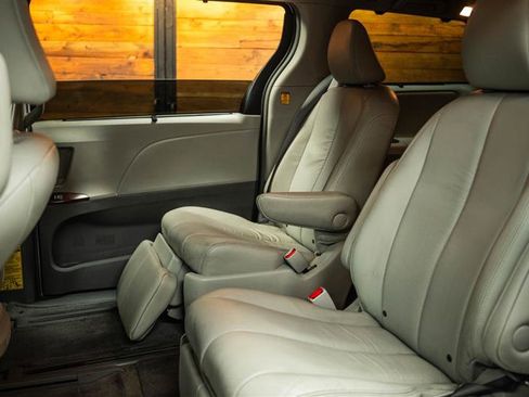 Used 2012 Toyota Sienna XLE image 11