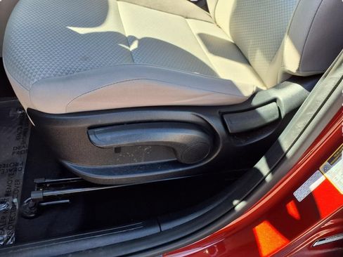 Used 2025 Kia Soul LX w/ LX Technology Package FWD image 33