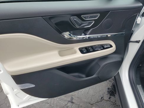 New 2026 Lincoln Corsair Premiere image 8