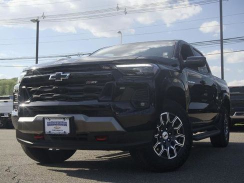 Used 2025 Chevrolet Colorado Z71 w/ Technology Package AWD/4WD image 5