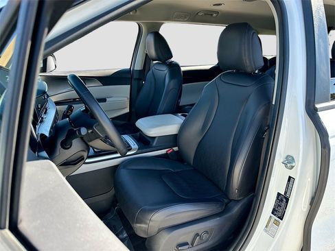 Used 2024 Kia Carnival LX image 20