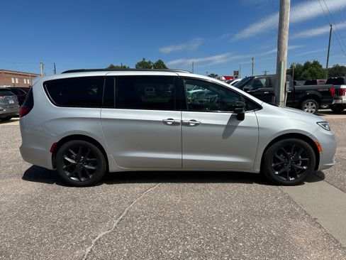 Used 2024 Chrysler Pacifica Limited w/ S Appearance Package FWD image 7