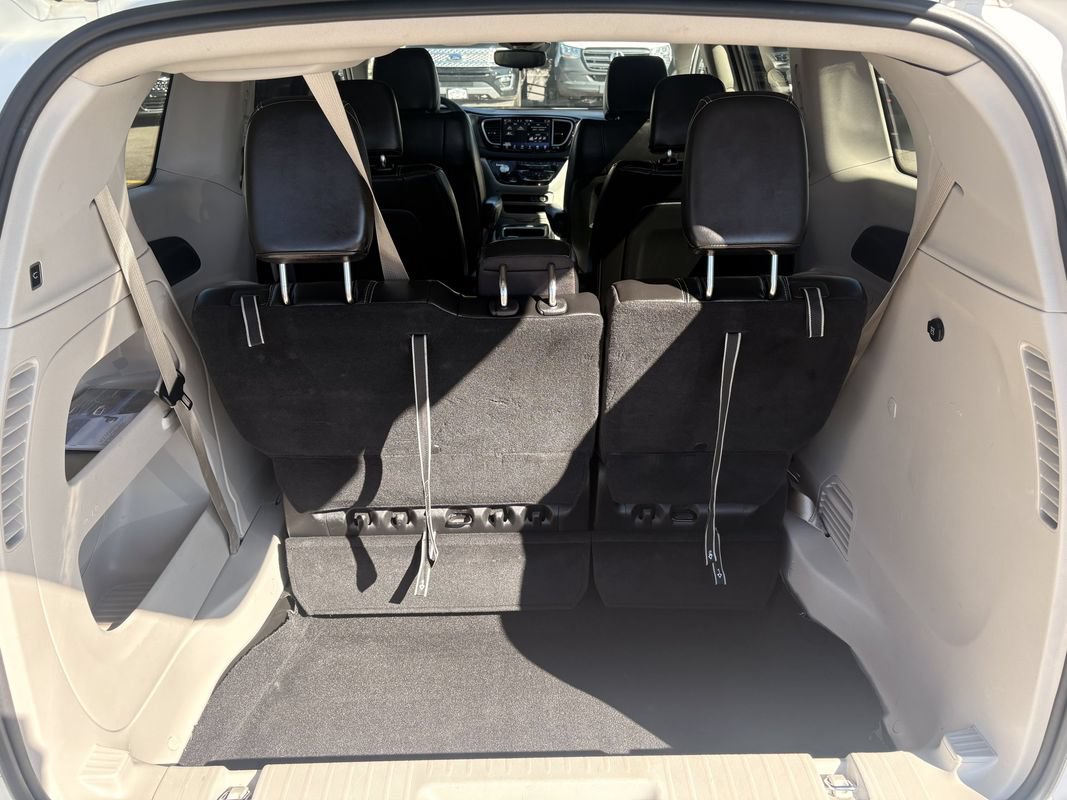 Used 2024 Chrysler Pacifica Touring-L FWD image 23