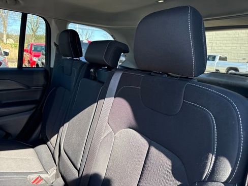 Used 2023 Jeep Grand Cherokee Laredo image 24