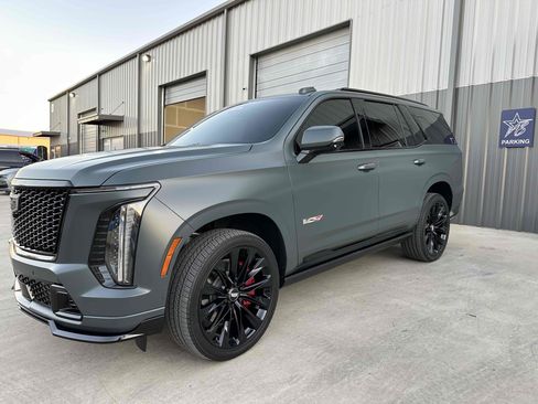 Used 2025 Cadillac Escalade V w/ LPO, ONYX Package image 17