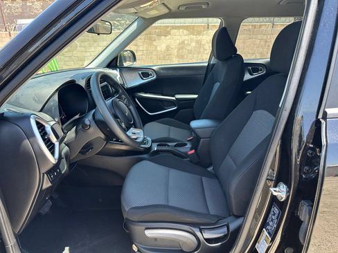 Used 2025 Kia Soul LX w/ LX Technology Package FWD image 24