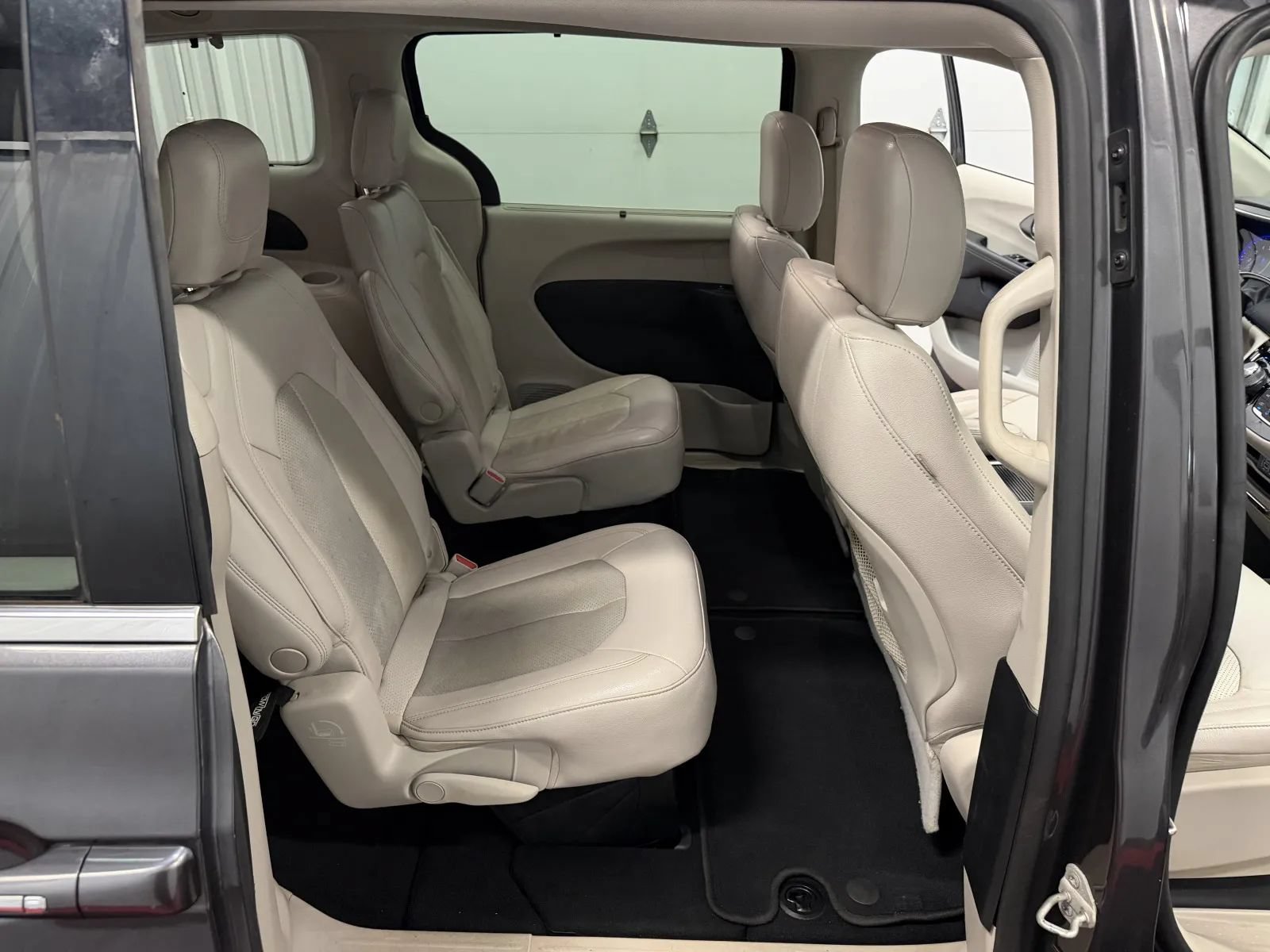 Used 2021 Chrysler Pacifica Touring-L FWD image 41