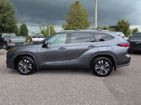 Used 2021 Toyota Highlander XLE AWD/4WD image 3