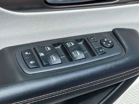 Used 2018 Chrysler Pacifica Touring-L image 10