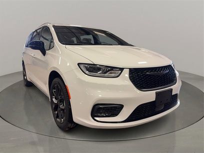 New 2026 Chrysler Pacifica Select