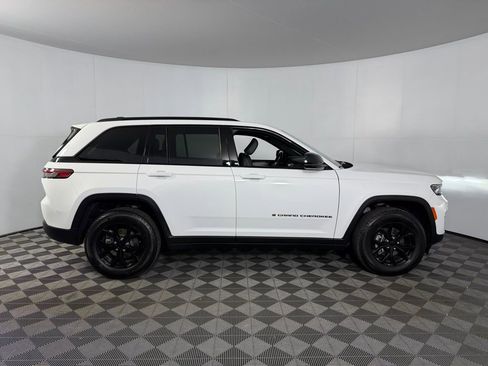 Used 2025 Jeep Grand Cherokee Altitude image 4