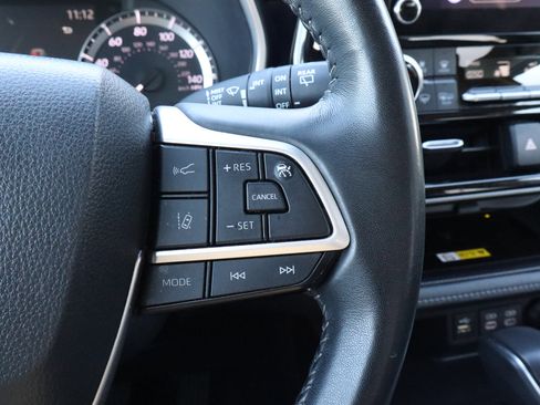 Used 2023 Toyota Highlander XLE image 32