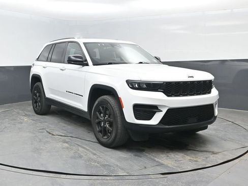 Used 2024 Jeep Grand Cherokee Altitude AWD/4WD image 2