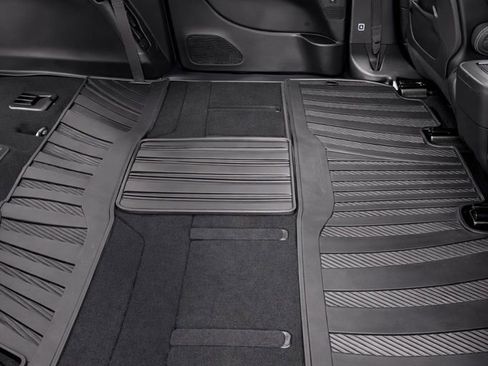 Used 2023 Chrysler Pacifica Touring-L w/ Uconnect Theater Family Group image 18