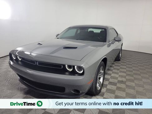 Used 2019 Dodge Challenger SXT RWD image 1