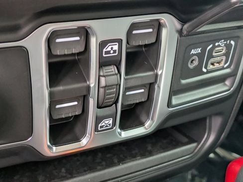 New 2025 Jeep Gladiator Sport image 20