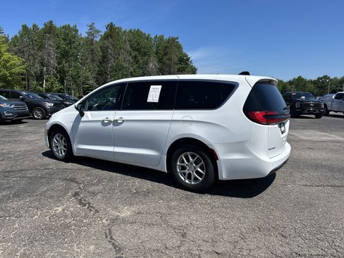 Used 2023 Chrysler Pacifica Touring-L FWD image 6