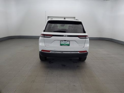 Used 2023 Jeep Grand Cherokee Laredo image 6