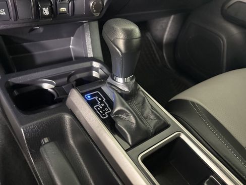 Used 2021 Toyota Tacoma SR5 AWD/4WD image 18