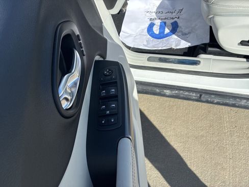 Used 2021 Jeep Cherokee Limited image 15