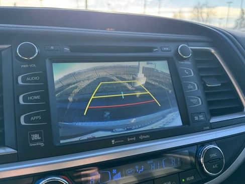 Used 2017 Toyota Highlander Limited image 4