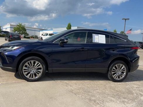 Used 2022 Toyota Venza XLE AWD/4WD image 5