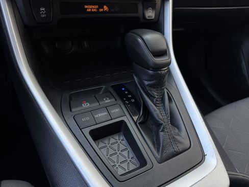 Used 2020 Toyota RAV4 XLE w/ Carpet Mat Package FWD image 19