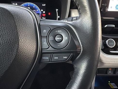 Used 2023 Toyota Corolla Cross XLE image 19