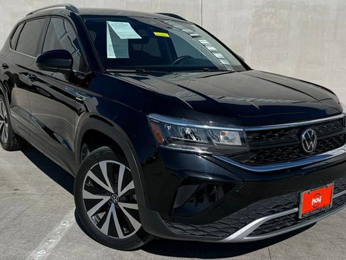 Certified 2024 Volkswagen Taos SE w/ MDO Package image 1